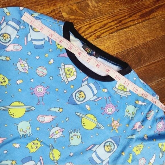 Dolls Kill Delia's New World Alien Print Contrast Trim Top & Jogger - Picture 5 of 15